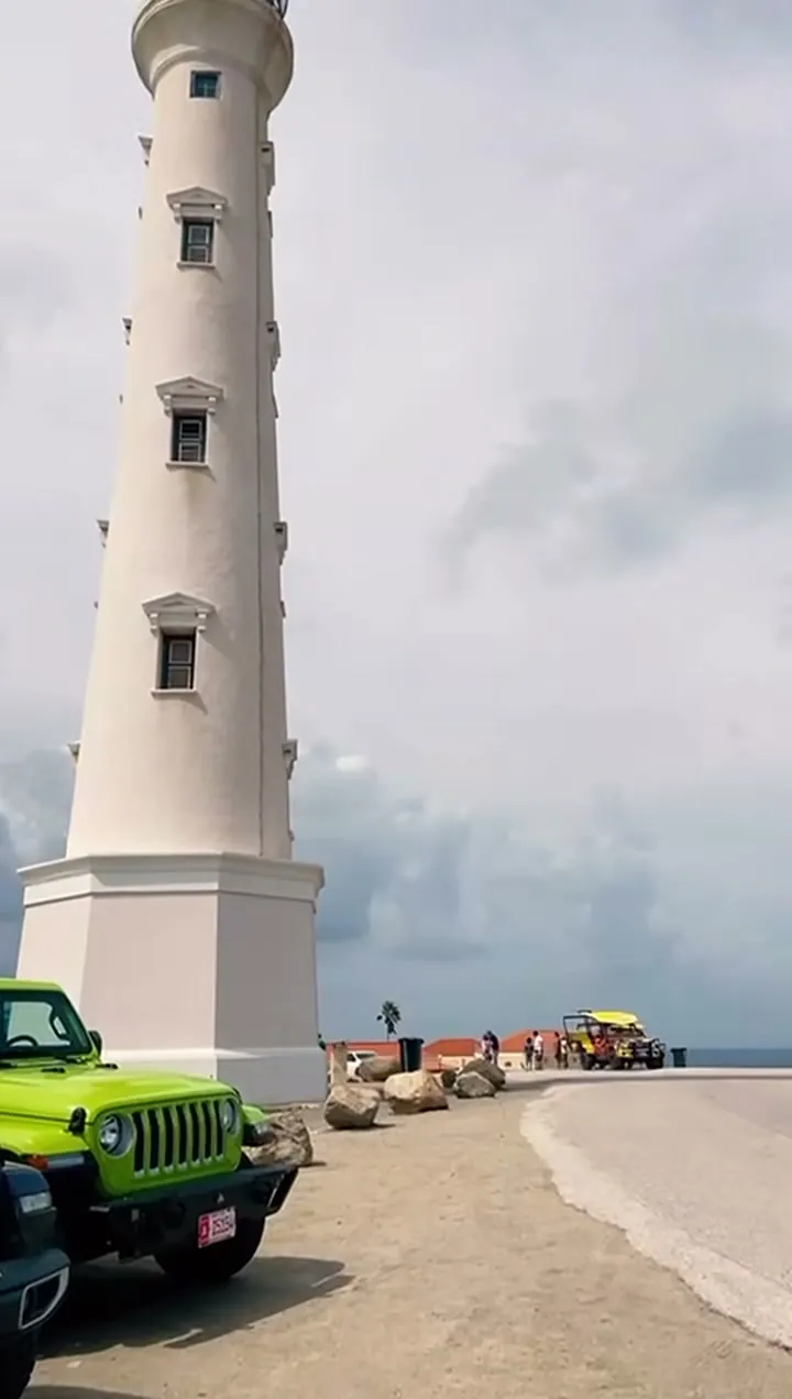 Jeep de EFE en el Faro California