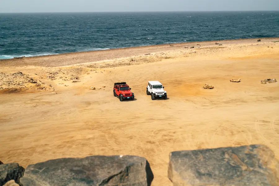 Dos Jeeps de EFE en la arena de la costa norte
