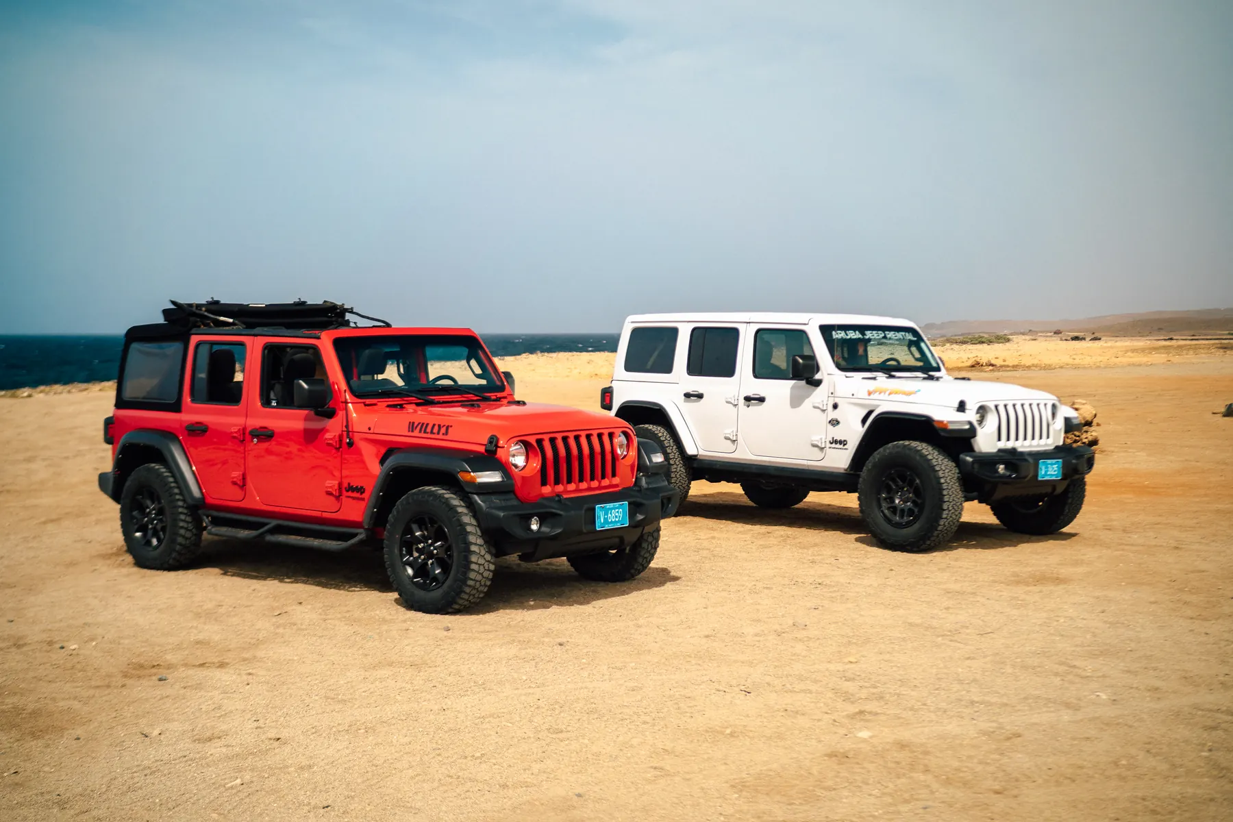 Jeep Wrangler de EFE en la arena junto al mar en Aruba
