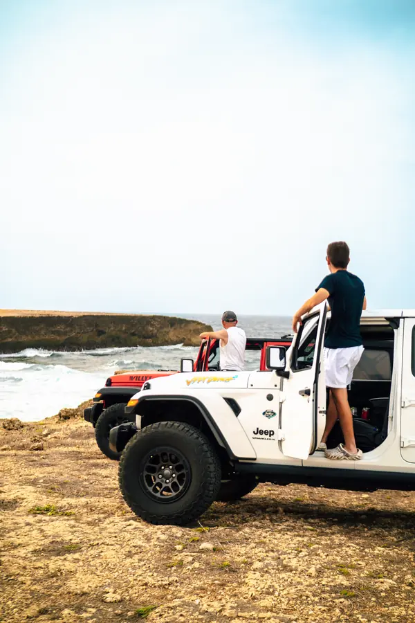 Clientes con un Jeep de EFE en la costa norte